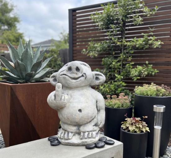 Stinkefinger XXL Troll Der nette Gruß mit Mittelfinger Gartenfigur Figur Beton Steinfigur 38cm